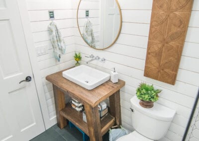 Clean and cozy bathroom that fits to save space