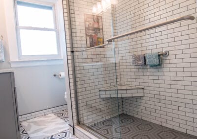 Patterned and Glass Bathroom Modeling